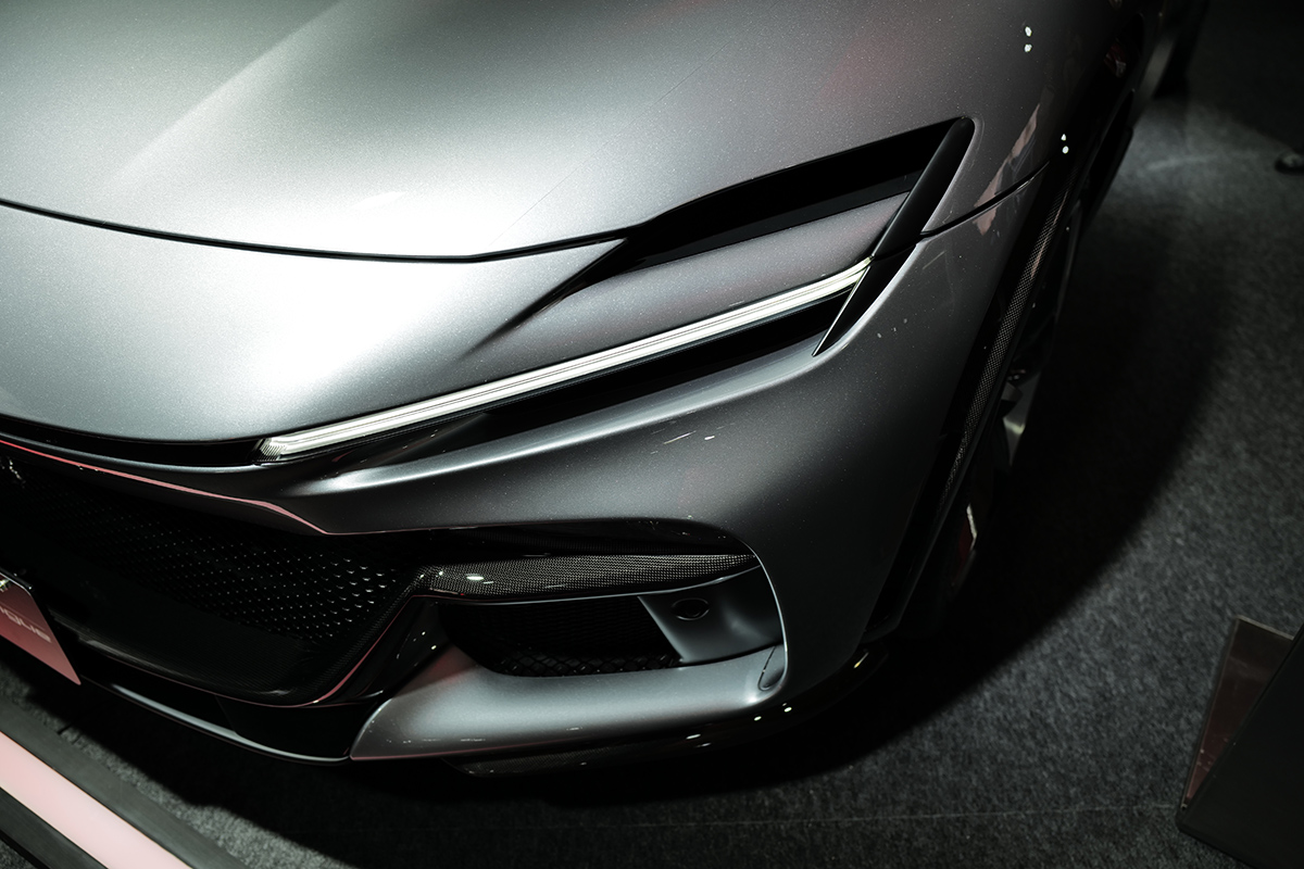 フェラーリ プロサングエ（シルバー）のヘッドライト